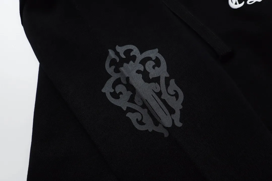 Q23—P230 -Chrome Hearts/Chrome Hearts printed zipper sweatshirt cardigan jacket -420 grams of high-density, high-quality wool, soft, delicate and skin-friendly, soft and silky to the touch, warm and skin-friendly -The hardware zipper accessories are all customized and full of details -Colour: black -Size: S M L XL